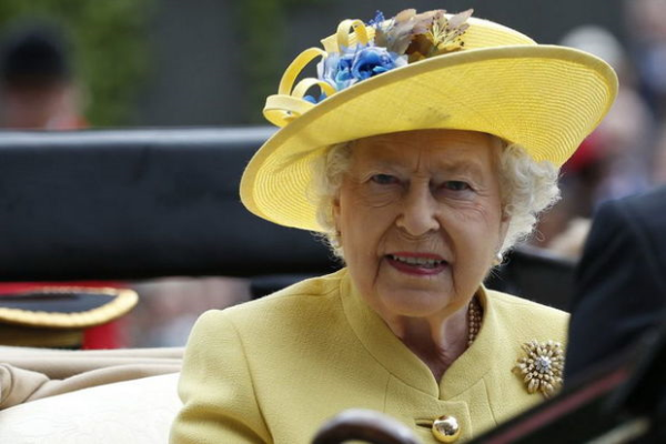 II Elizabet ukraynalı qaçqınlar üçün külli miqdarda ianə edib